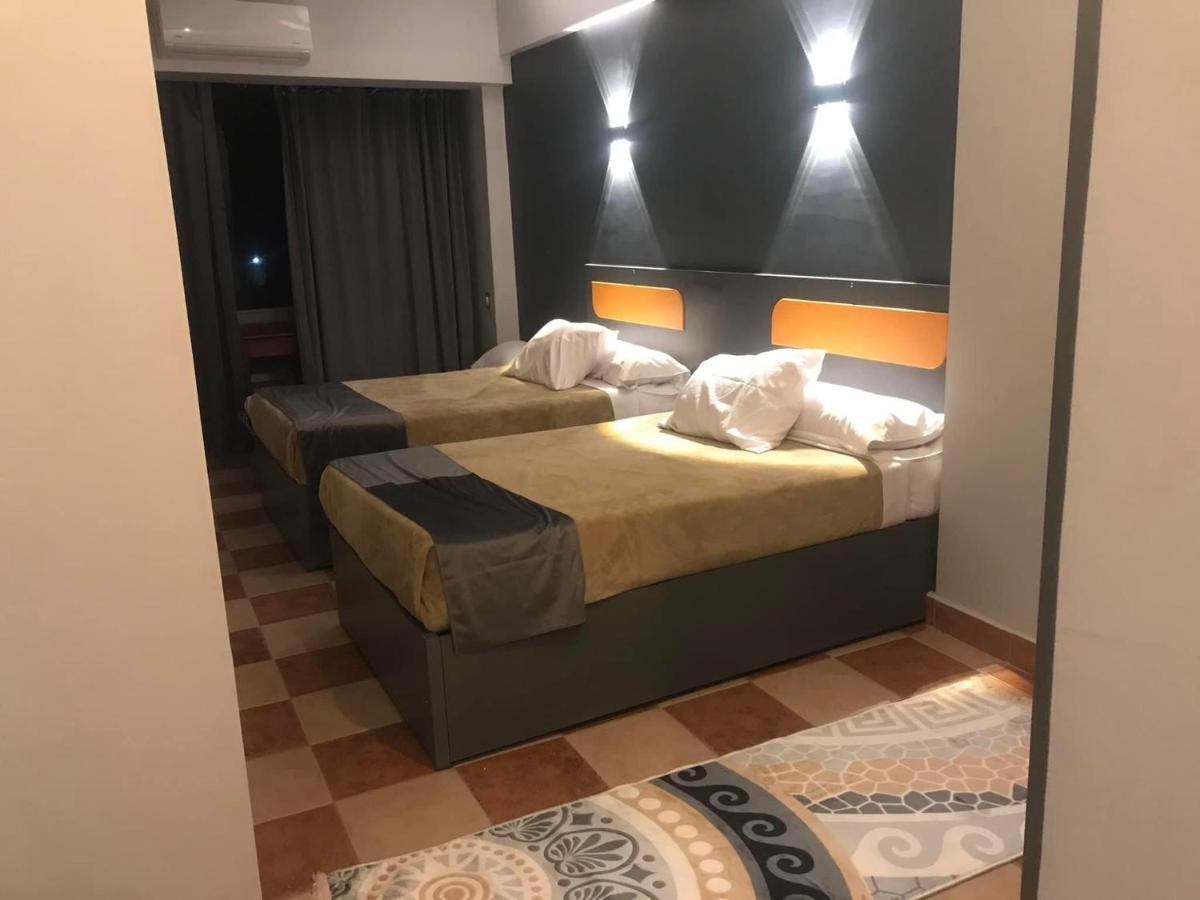 Royal Hotel Qinā Екстериор снимка